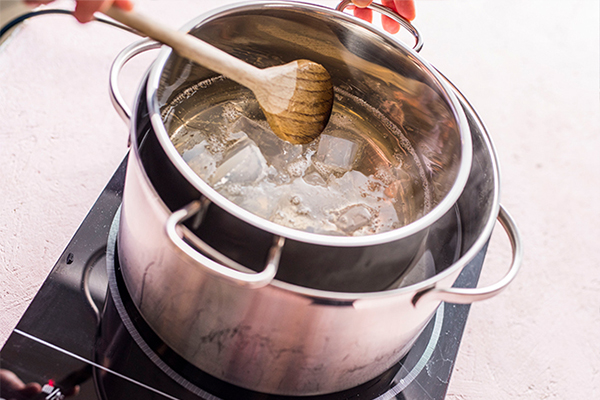 Vegane Seife im Topf erwärmt