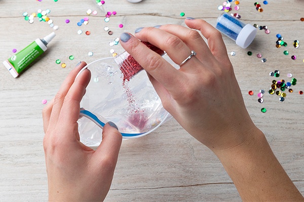 Bunte DIY-Sensorik-Beutel mit Glitzer befüllen