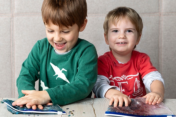 Kinder haben Spaß am bunten DIY-Sensorik-Beutel