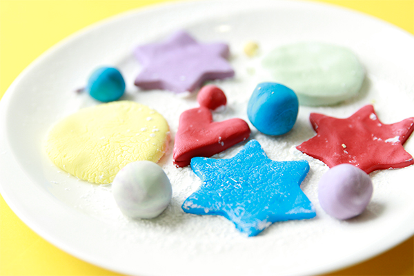 bunt ausgestochene Knete