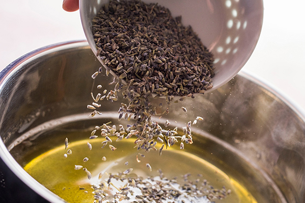 Lavendel wird in flüssige Seife gegeben