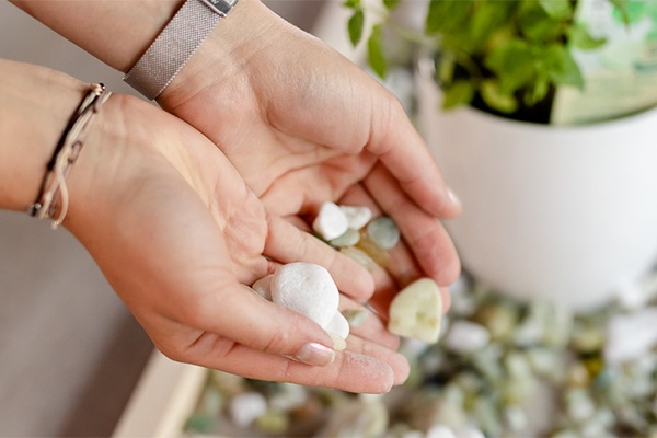 Holzrahmen nach und nach mit Steinen füllen