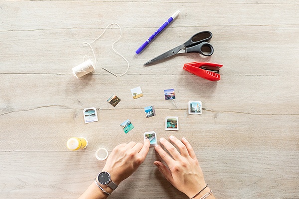 Kleine Fotos auf die Teebeutel kleben