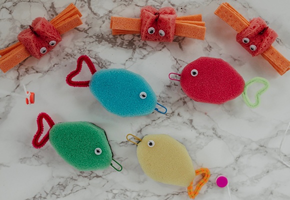 Gebasteltes Angelspiel für Kinder mit bunten Fischen aus Schwämmen