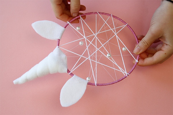 DIY-Traumfänger mit Ohren und Horn bekleben