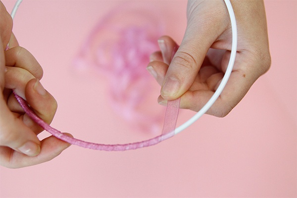 Metallring als Grundlage für den Traumfänger mit Geschenkband umwickeln