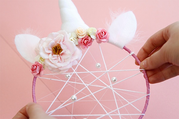 Traumfänger mit Blumen dekorieren