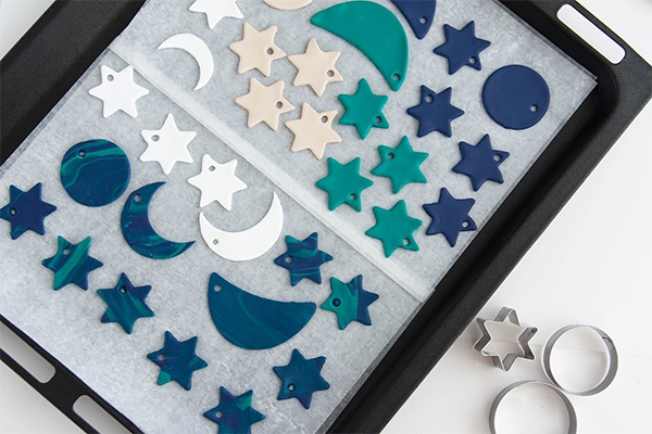 Anhänger aus Modelliermasse auf ein Blech legen