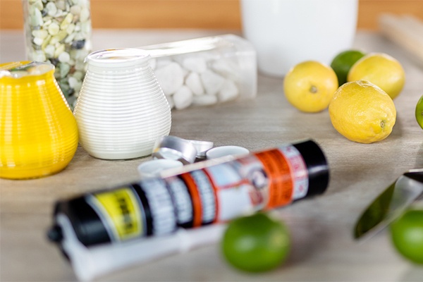 Utensilien für einen sommerlichen Tisch