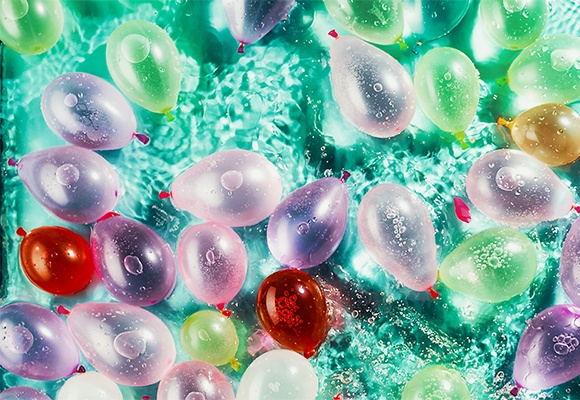 Auf die Wasserbomben, fertig, los – Ideen für Abkühlung an heißen Sommertagen