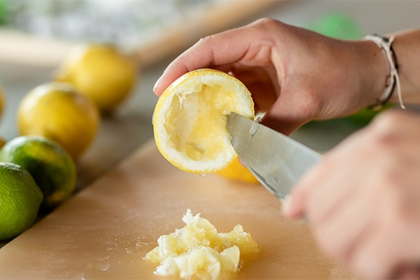 Zitronen nach und nach aushöhlen