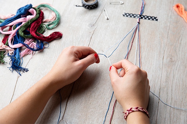 Freundschaftsarmband in verschiedenen Farben flechten