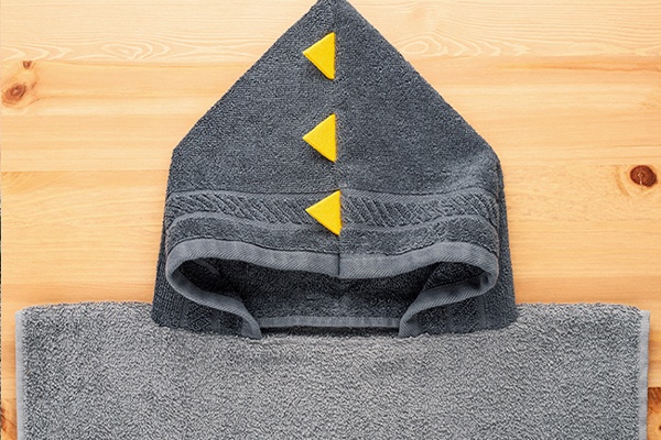 Die Kapuze wird an den Poncho (das zusätzliche Handtuch) genäht