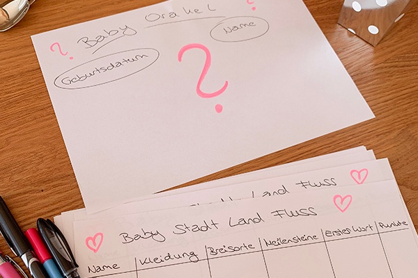 Zettel mit Spiel Baby Stadt Land Fluss