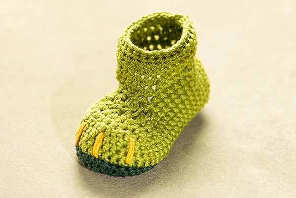 Die Dino-Krallen werden vorne in die Schühchen gehäkelt