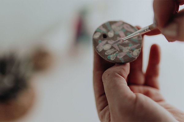 Kreativbeton bunt bemalen