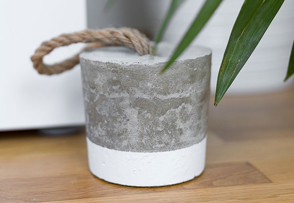 Der Türstopper aus Beton mit Schlaufe aus einem Seil