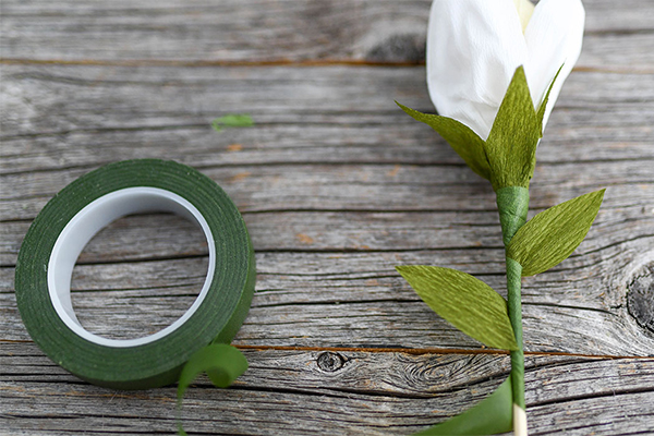 Grüner Stil wird bei einer gebastelten Tulpe ergänzt. 