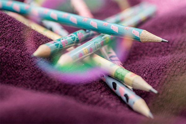 Bunte Bleistifte für die DIY-Kiste in der Ferienzeit