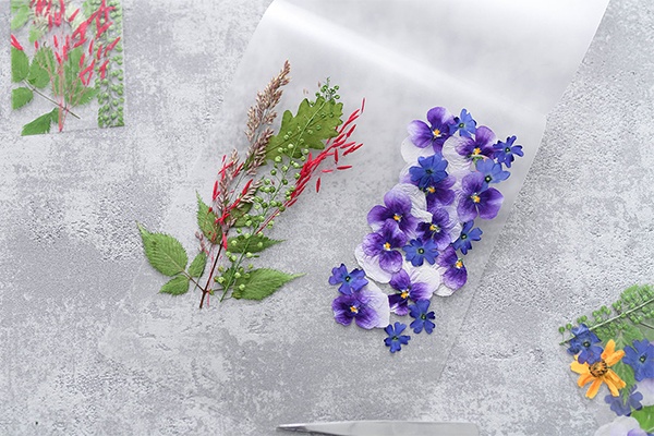 Blüten und Blätter zusammenlegen und zu kreativen und schönen Lesezeichen formen