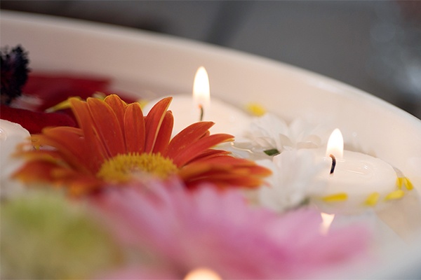 Schwimmende Tisch-Deko mit Blumen und Kerzen