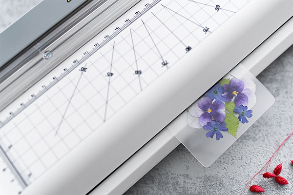 Pressmaschine mit bunten Blüten und Blättern