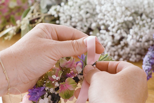 Die einzelnen Sträuße nach und nach zu einem großen Kranz zusammenbinden