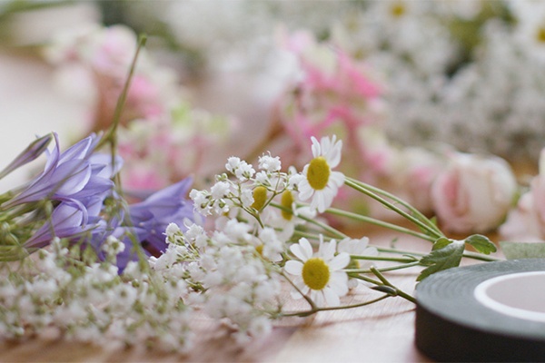 Die Blumen werden für den Kranz im DIY-Stil zurechtgeschnitten und bereit gelegt