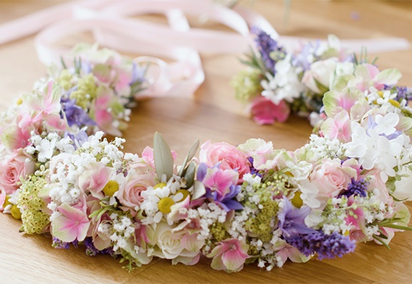 Bunter, selbstgemachter Blumenkranz aus unterschiedlichen Blüten