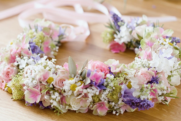 Der fertige Blumenkranz aus unterschiedlichen Blüten liegt auf dem Tisch
