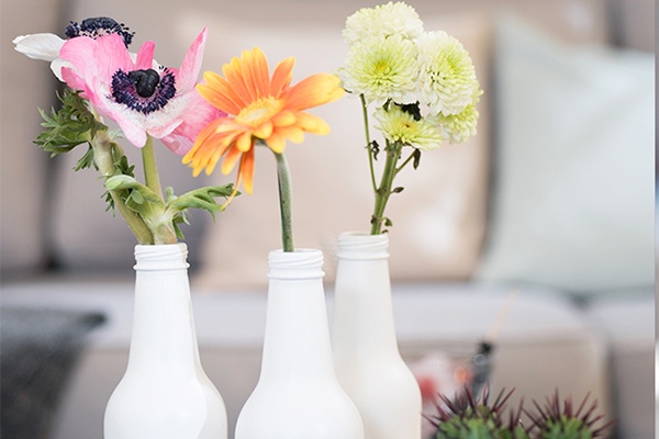 Blumenvasen aus leeren Bierflaschen als Deko-Tipp im Sommer