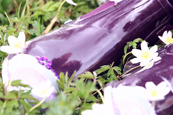 Gummistiefel mit Glitzer als Hingucker im Grünen