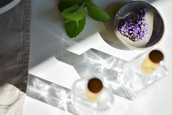 Lavendel und Minze neben dem Behältnissen zum Abfüllen