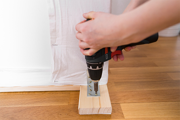 Winkelverbinder an Holz gebohrt