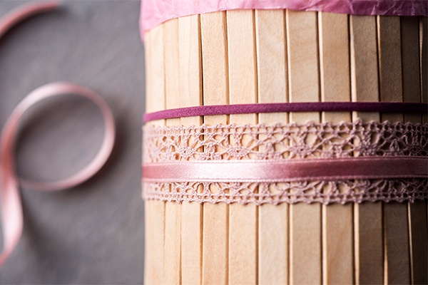 Die Außenseite der DIY Flower Box mit Deko-Bändern verzieren