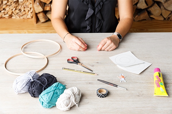 DIY Mobile aus bunten Stoff Bommeln fürs Kinderzimmer zum Nachmachen