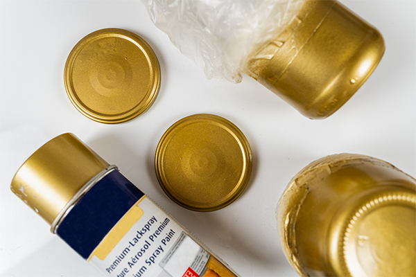 Golden lackierte Deckel