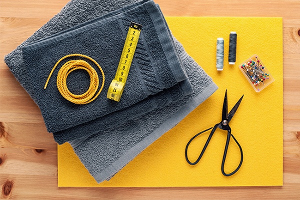 Material für das Dino-Badetuch bereit legen