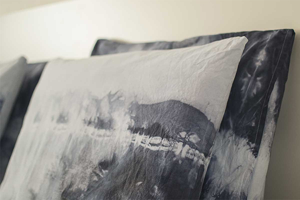 Kissen in blauer Batikoptik