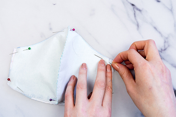 Maske mit Stecknadeln