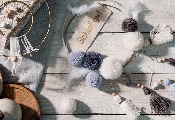 Traumfänger zum Nachmachen im Boho-Stil mit Bommeln, Schild und Fransen