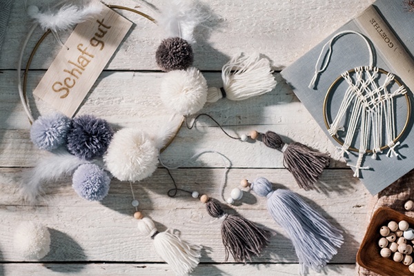 Das Ergebnis ist der Traumfänger im Boho-Stil mit Bommeln, Schild und Fransen