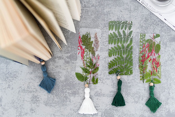 Fertige Lesezeichen mit gepressten Blüten und Blättern eignen sich als Geschenkidee