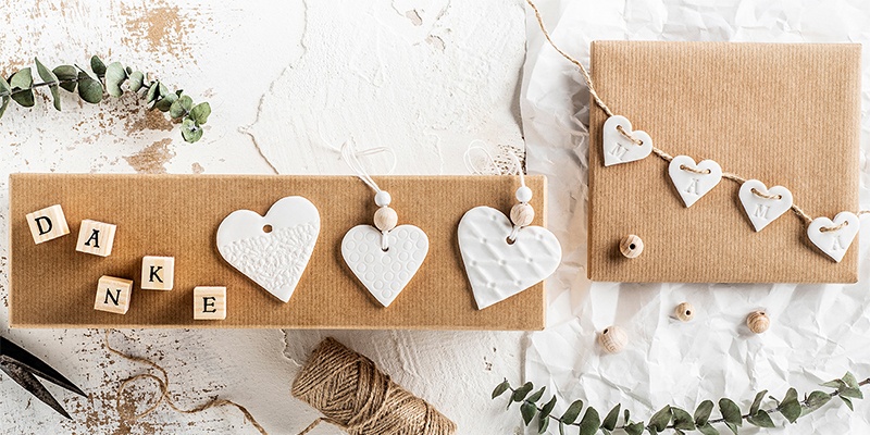 DIY Duft-Anhänger in Herz-Form, verziert mit Bändchen und Dekoration in Holz-Optik