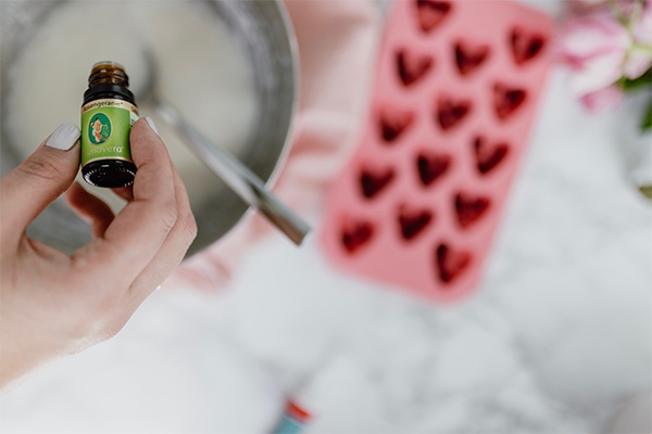 Rosenduft zu den DIY Seifenherzen dazugeben