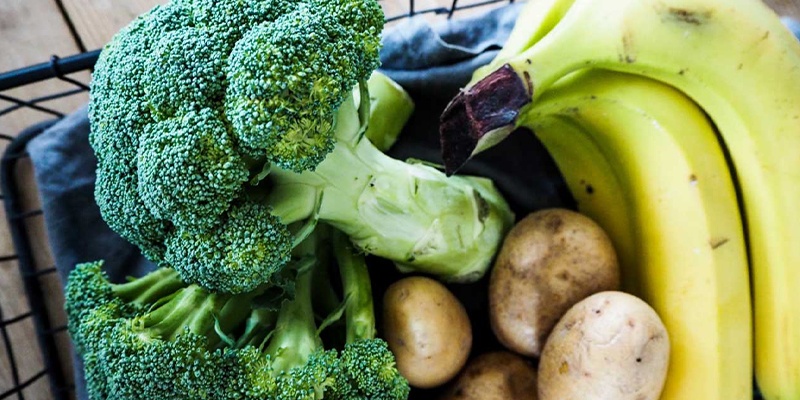 Mit der richtigen Ernährung, zum Beispiel mit Brokkoli, Kartoffeln oder Bananen, lassen sich Muskelkrämpfe vorbeugen