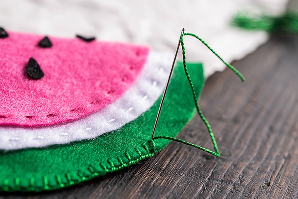 Die Seiten des Etuis zusammennähen, so ergibt sich die perfekte Verpackung für eine Sonnenbrille