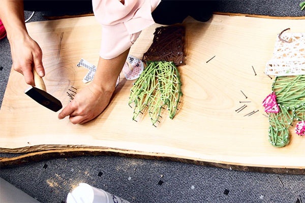 Holz mit unterschiedlichen Fadenbildern im DIY-Stil, zum Beispiel Kakteen und eine Ananas