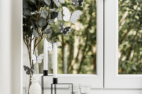 Papierschmetterlinge auf Fenster