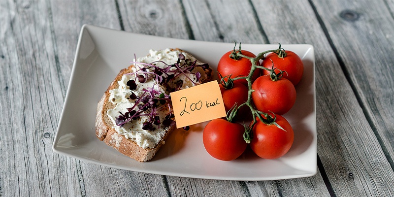 Eine leckere Mahlzeit mit Brot & Tomaten hat circa 200 kcal und hilft bei der Fettverbrennung